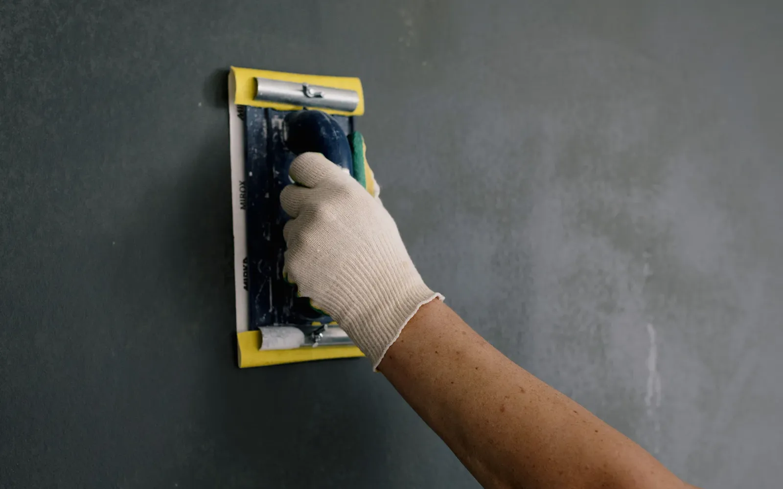 Sand flush: plaster and crack repair